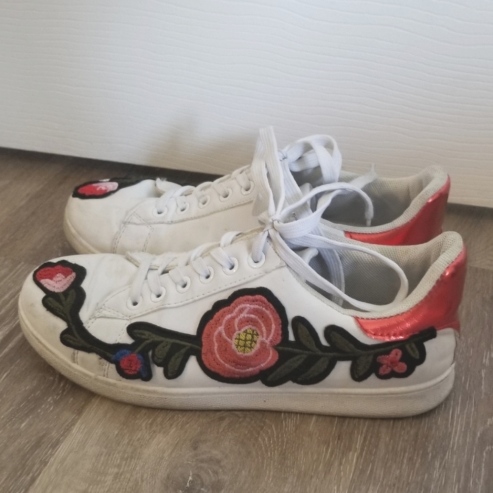 Floral embroidered sneakers